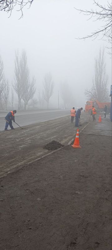 Силами МУП администрации города Тореза "Благоустройство" выполняются работу по уборке автомобильных дорог по ул. Энгельса Силами МУП администрации города Тореза "Благоустройство" выполняются работу по уборке автомобильных дорог по ул. Энгельса