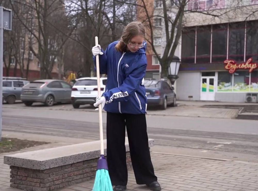 Молодежь организовала субботник на набережной Кальмиуса в Донецке Молодежь организовала субботник на набережной Кальмиуса в Донецке