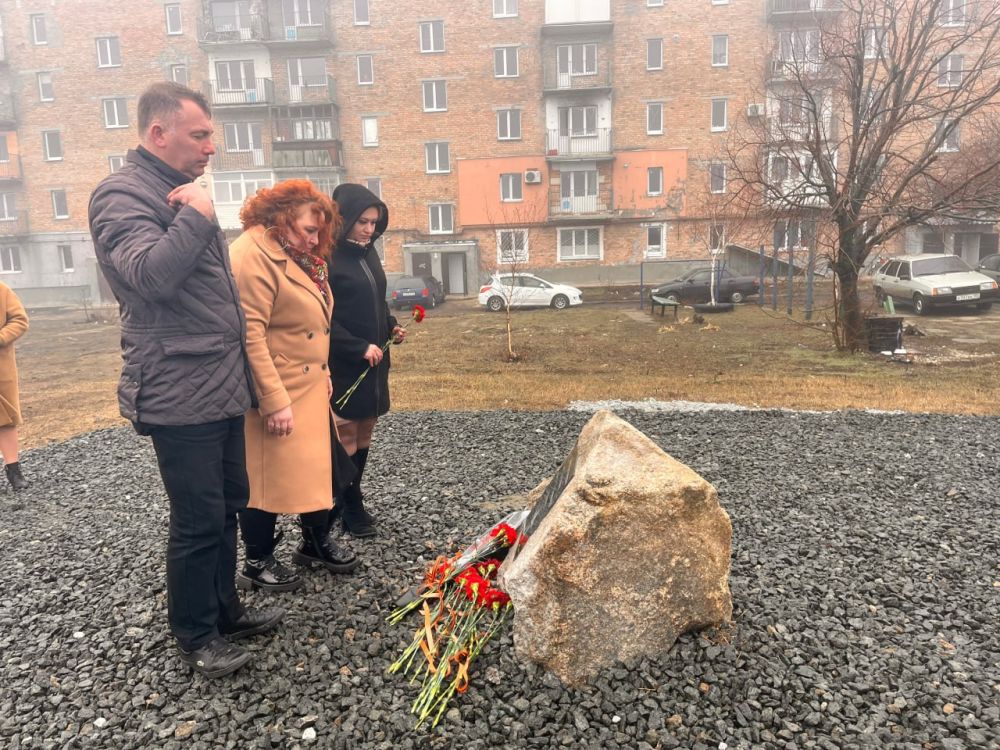Константин Зинченко: Совместно с председателем Волновахского муниципального совета, депутатом от фракции «Единая Россия» Таймуразом Арсоевым, сотрудниками администрации округа и представителями шефа-региона Ямал, почтили... Константин Зинченко: Совместно с председателем Волновахского муниципального совета, депутатом от фракции «Единая Россия» Таймуразом Арсоевым, сотрудниками администрации округа и представителями шефа-региона Ямал, почтили...