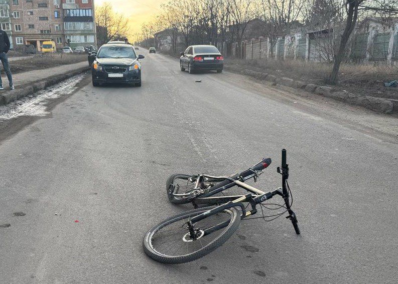 Полицейские устанавливают обстоятельства ДТП, в результате которого пострадал подросток-велосипедист Полицейские устанавливают обстоятельства ДТП, в результате которого пострадал подросток-велосипедист