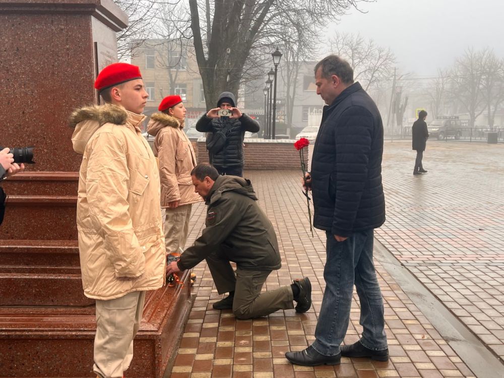 Константин Зинченко: Совместно с председателем Волновахского муниципального совета, депутатом от фракции «Единая Россия» Таймуразом Арсоевым, сотрудниками администрации округа и представителями шефа-региона Ямал, почтили... Константин Зинченко: Совместно с председателем Волновахского муниципального совета, депутатом от фракции «Единая Россия» Таймуразом Арсоевым, сотрудниками администрации округа и представителями шефа-региона Ямал, почтили...