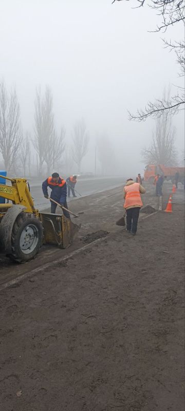 Силами МУП администрации города Тореза "Благоустройство" выполняются работу по уборке автомобильных дорог по ул. Энгельса Силами МУП администрации города Тореза "Благоустройство" выполняются работу по уборке автомобильных дорог по ул. Энгельса