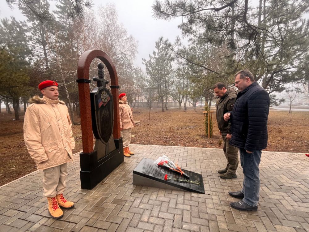 Константин Зинченко: Совместно с председателем Волновахского муниципального совета, депутатом от фракции «Единая Россия» Таймуразом Арсоевым, сотрудниками администрации округа и представителями шефа-региона Ямал, почтили... Константин Зинченко: Совместно с председателем Волновахского муниципального совета, депутатом от фракции «Единая Россия» Таймуразом Арсоевым, сотрудниками администрации округа и представителями шефа-региона Ямал, почтили...