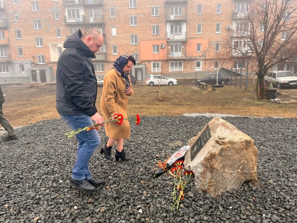 Константин Зинченко: Совместно с председателем Волновахского муниципального совета, депутатом от фракции «Единая Россия» Таймуразом Арсоевым, сотрудниками администрации округа и представителями шефа-региона Ямал, почтили... Константин Зинченко: Совместно с председателем Волновахского муниципального совета, депутатом от фракции «Единая Россия» Таймуразом Арсоевым, сотрудниками администрации округа и представителями шефа-региона Ямал, почтили...