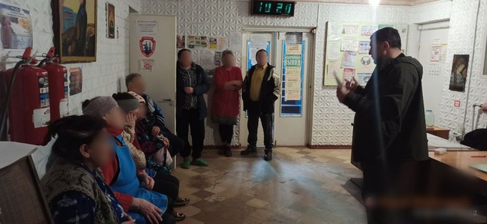12 марта в общежитии г. Енакиево Глава муниципального образования Краснолиманский муниципальный округ Александр Михайлович Петрикин провел встречу с эвакуированными гражданами Краснолиманщины 12 марта в общежитии г. Енакиево Глава муниципального образования Краснолиманский муниципальный округ Александр Михайлович Петрикин провел встречу с эвакуированными гражданами Краснолиманщины