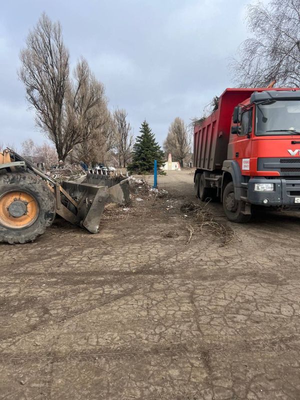МУП АГЯ "ЖЭК" провел масштабную уборку на новом и старом кладбищах в городе Ясиноватая МУП АГЯ "ЖЭК" провел масштабную уборку на новом и старом кладбищах в городе Ясиноватая