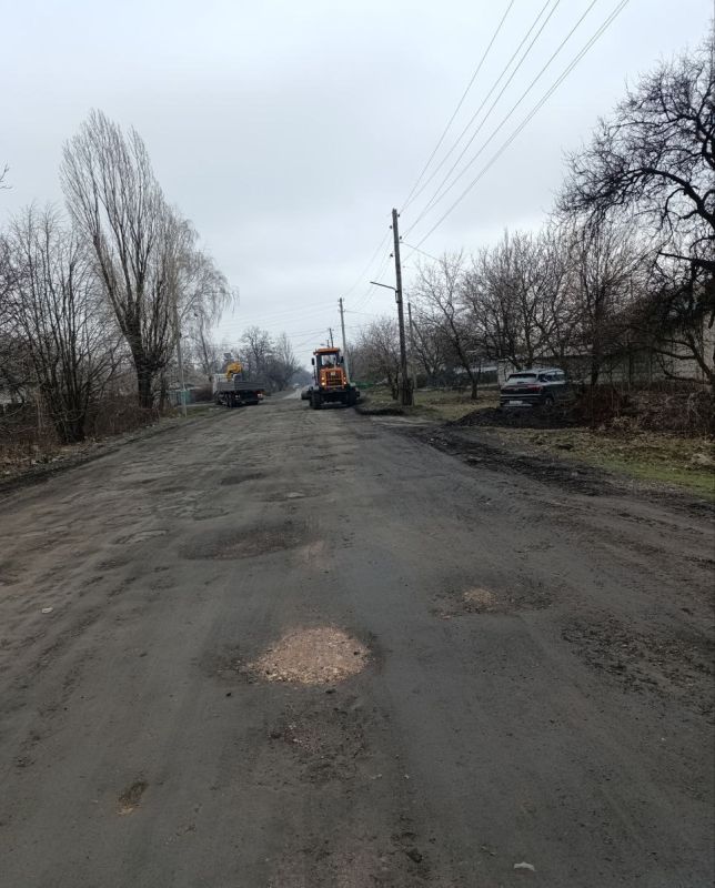Силами МУП администрации города Тореза "Благоустройство" выполнены работы по планировке автогрейдером аварийных участков улицы Кирова, улицы Широкая по автобусному маршруту № 4 Силами МУП администрации города Тореза "Благоустройство" выполнены работы по планировке автогрейдером аварийных участков улицы Кирова, улицы Широкая по автобусному маршруту № 4