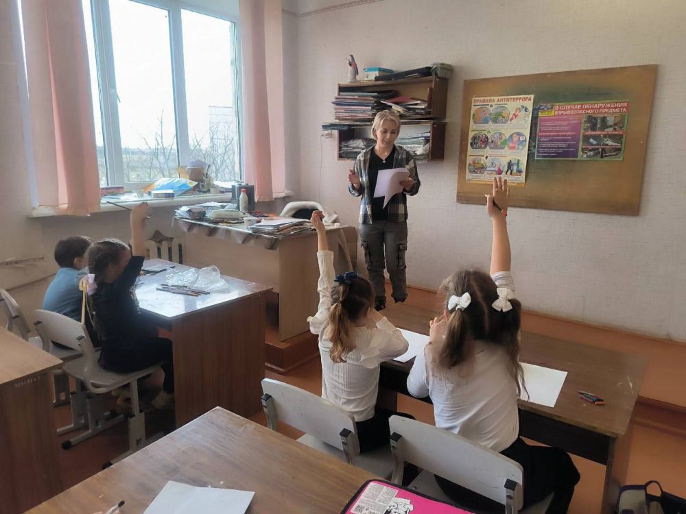 Сегодня, 12 марта, в Зугрэсской детской школе искусств, на уроке отдела ИЗО преподавателем Ивановой Л.В Сегодня, 12 марта, в Зугрэсской детской школе искусств, на уроке отдела ИЗО преподавателем Ивановой Л.В