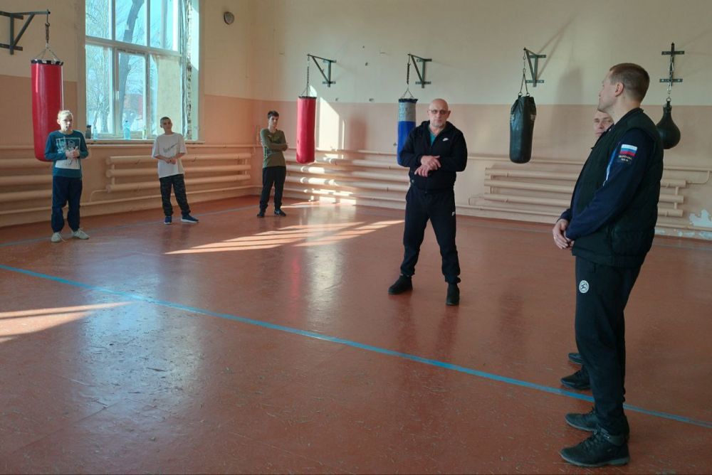Начальник отдела по делам молодёжи и спорта Яна Стукало с председателем Собрания депутатов Копейского городского округа Евгением Гиске , президентом федерации бокса Константином Устюжаниным и активом представителей сферы... Начальник отдела по делам молодёжи и спорта Яна Стукало с председателем Собрания депутатов Копейского городского округа Евгением Гиске , президентом федерации бокса Константином Устюжаниным и активом представителей сферы...