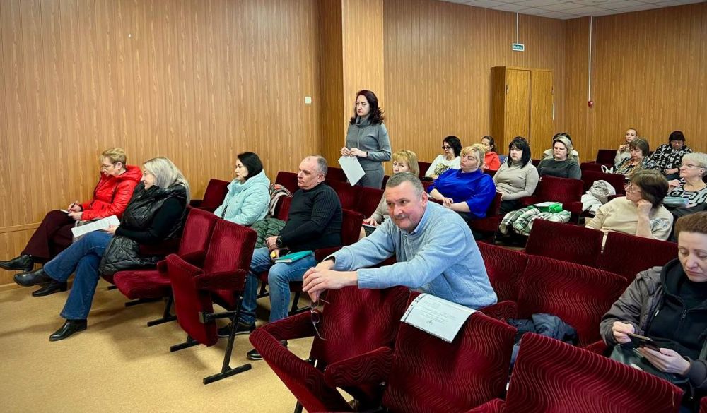 Сегодня, 12 марта, руководитель Управы Буденновского внутригородского района Администрации городского округа Донецк Михаил Меренков провел аппаратное совещание с участием депутата Донецкого городского совета Николая Тимченко Сегодня, 12 марта, руководитель Управы Буденновского внутригородского района Администрации городского округа Донецк Михаил Меренков провел аппаратное совещание с участием депутата Донецкого городского совета Николая Тимченко