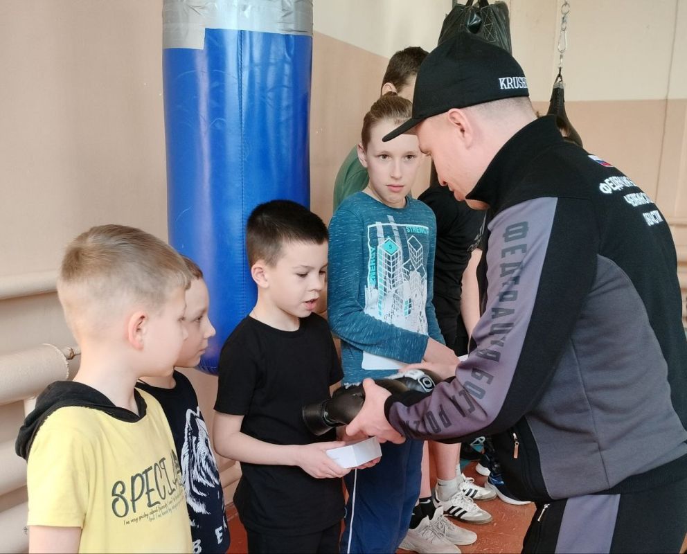 Начальник отдела по делам молодёжи и спорта Яна Стукало с председателем Собрания депутатов Копейского городского округа Евгением Гиске , президентом федерации бокса Константином Устюжаниным и активом представителей сферы... Начальник отдела по делам молодёжи и спорта Яна Стукало с председателем Собрания депутатов Копейского городского округа Евгением Гиске , президентом федерации бокса Константином Устюжаниным и активом представителей сферы...