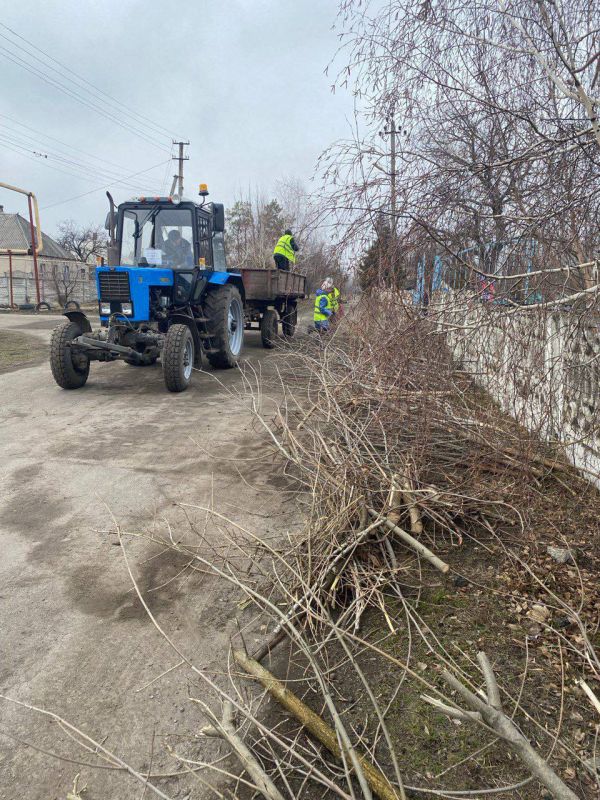 МУП АГЯ "ЖЭК" провел масштабную уборку на новом и старом кладбищах в городе Ясиноватая МУП АГЯ "ЖЭК" провел масштабную уборку на новом и старом кладбищах в городе Ясиноватая