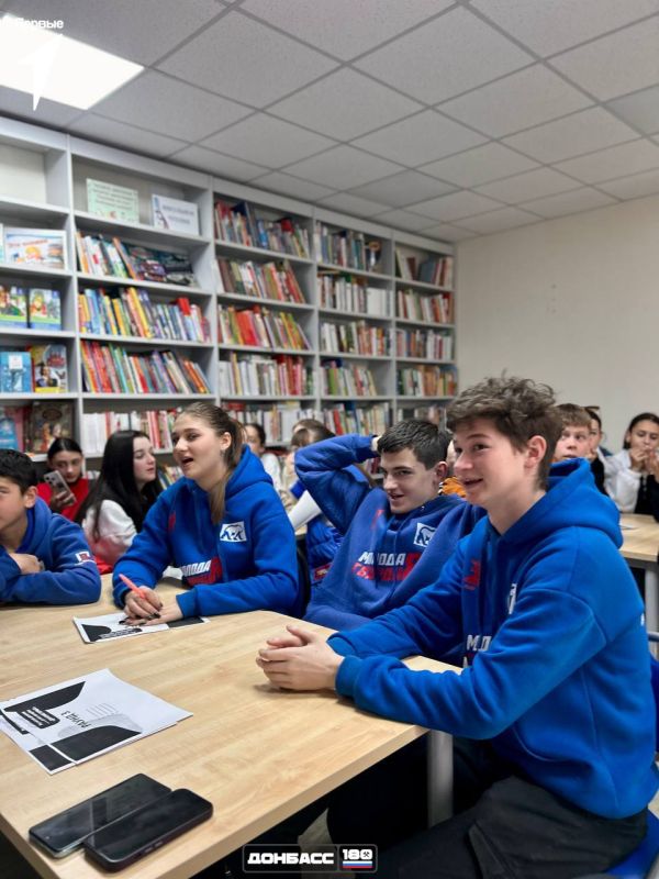 Это просто бизнес!. В модельной библиотеке прошёл настоящий баттл умов — бизнес-викторина от Первых! Собрались самые дерзкие и амбициозные ребята Мангушского округа, чтобы выяснить, кто тут настоящий гуру бизнеса. Атмосфера... Это просто бизнес!. В модельной библиотеке прошёл настоящий баттл умов — бизнес-викторина от Первых! Собрались самые дерзкие и амбициозные ребята Мангушского округа, чтобы выяснить, кто тут настоящий гуру бизнеса. Атмосфера...