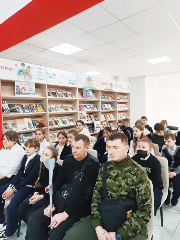 Час-мужества. В библиотеке-филиале № 2 прошел час мужества «Герои нашего времени», посвященный участникам СВО. Гостями библиотеки в этот раз были обучающиеся 8 и 4 классов школы № 38 и участники специальной военной операции Час-мужества. В библиотеке-филиале № 2 прошел час мужества «Герои нашего времени», посвященный участникам СВО. Гостями библиотеки в этот раз были обучающиеся 8 и 4 классов школы № 38 и участники специальной военной операции