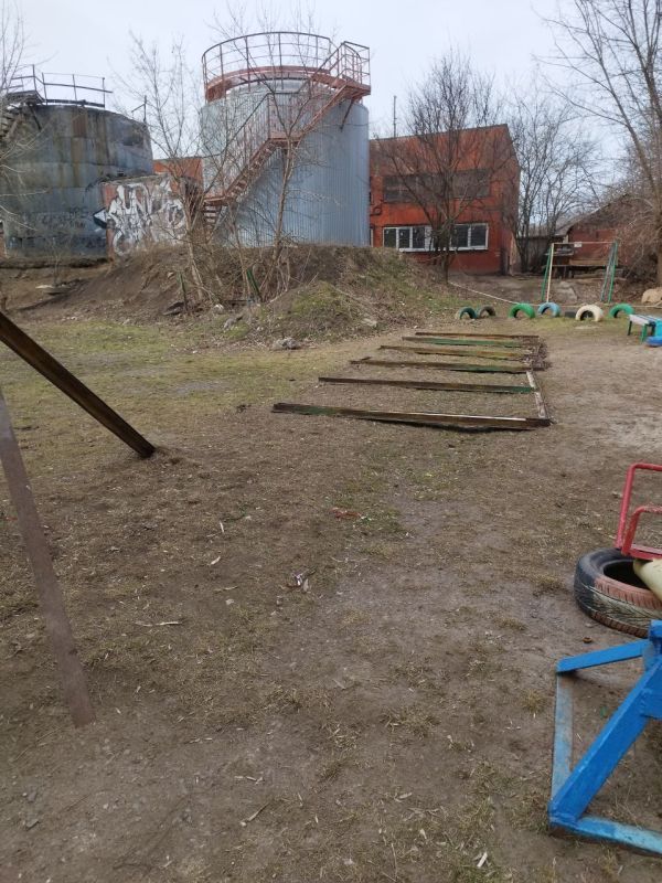 Выполнены работы по демонтажу аварийной детской площадки по адресу ул. Пухова, 31 Выполнены работы по демонтажу аварийной детской площадки по адресу ул. Пухова, 31