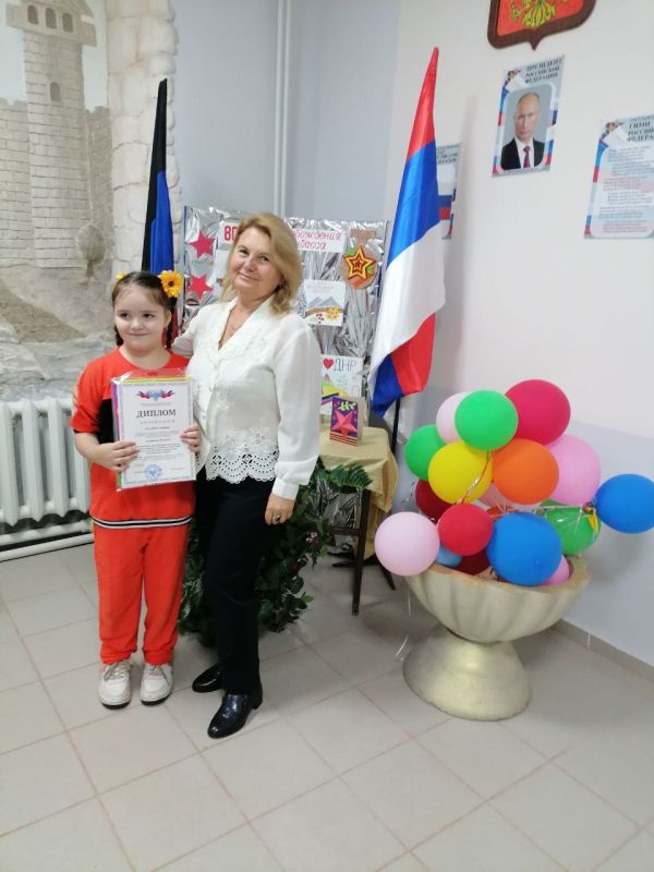 Мир искусства. В МБУДО «ДДЮТ ГОРОДА ЯСИНОВАТАЯ» работает кружок «Радуга», который могут посещать дети от 8 до 14 лет. Руководитель – педагог дополнительного образования Евдокимова Лилиана Викторовна Мир искусства. В МБУДО «ДДЮТ ГОРОДА ЯСИНОВАТАЯ» работает кружок «Радуга», который могут посещать дети от 8 до 14 лет. Руководитель – педагог дополнительного образования Евдокимова Лилиана Викторовна