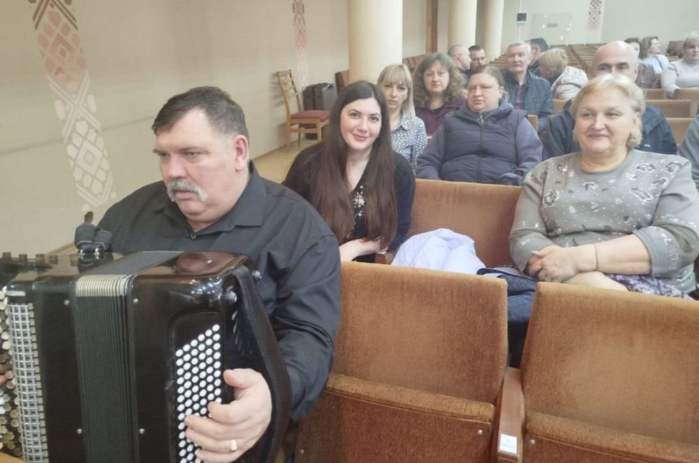 В преддверии профессионального праздника - Дня работников жилищно - коммунального хозяйства и бытового обслуживания населения, отметил лучших работников данной сферы грамотами и благодарностями за нелегкий и самоотверженный... В преддверии профессионального праздника - Дня работников жилищно - коммунального хозяйства и бытового обслуживания населения, отметил лучших работников данной сферы грамотами и благодарностями за нелегкий и самоотверженный...