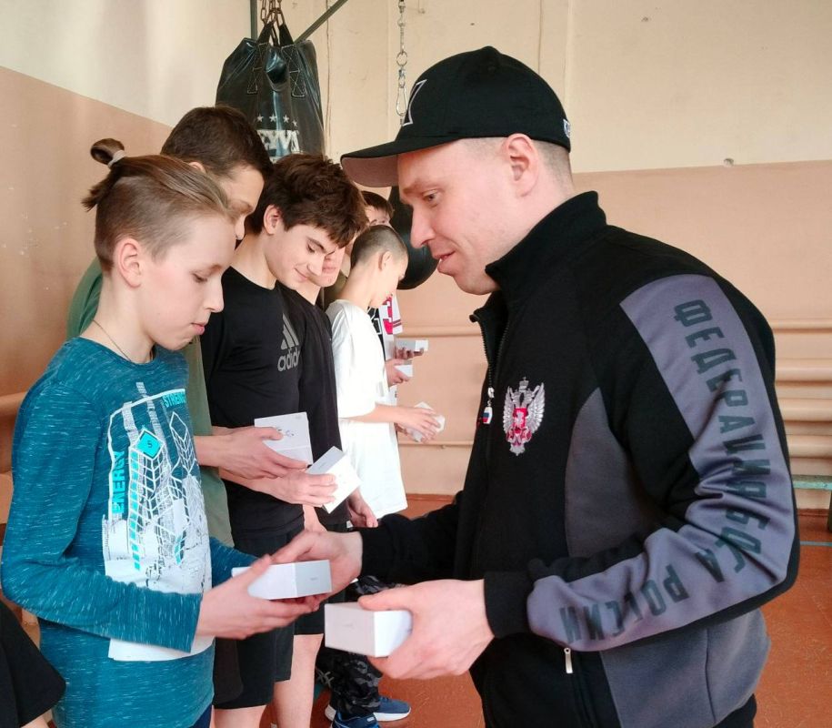 Начальник отдела по делам молодёжи и спорта Яна Стукало с председателем Собрания депутатов Копейского городского округа Евгением Гиске, президентом федерации бокса Константином Устюжаниным и активом представителей сферы... Начальник отдела по делам молодёжи и спорта Яна Стукало с председателем Собрания депутатов Копейского городского округа Евгением Гиске, президентом федерации бокса Константином Устюжаниным и активом представителей сферы...