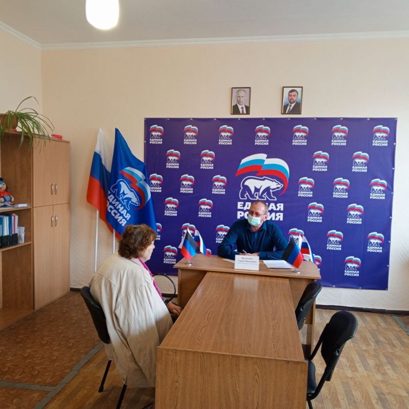 Председатель Дебальцевского городского совета Донецкой Народной Республики Шульженко Сергей Васильевич провел личный прием граждан в общественной приемной Всероссийской политической партии «Единая Россия» Председатель Дебальцевского городского совета Донецкой Народной Республики Шульженко Сергей Васильевич провел личный прием граждан в общественной приемной Всероссийской политической партии «Единая Россия»