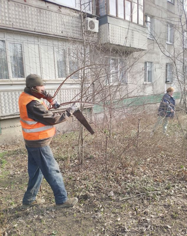 Сегодня, 13 марта, сотрудниками МУП АГД «Управляющая компания Ленинского района г.Донецка» в рамках проведения акции «Чистый четверг», были выполнены работы по благоустройству придомовых территорий в Ленинском... Сегодня, 13 марта, сотрудниками МУП АГД «Управляющая компания Ленинского района г.Донецка» в рамках проведения акции «Чистый четверг», были выполнены работы по благоустройству придомовых территорий в Ленинском...