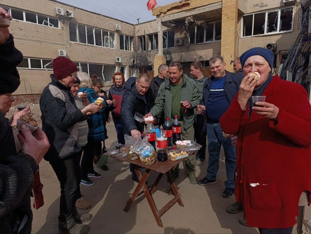 Константин Зинченко: Субботник в Угледаре. Совместно с председателем Волновахского муниципального совета Таймуразом Арсоевым, начальником Угледарского территориального управления департамента по развитию территорий... Константин Зинченко: Субботник в Угледаре. Совместно с председателем Волновахского муниципального совета Таймуразом Арсоевым, начальником Угледарского территориального управления департамента по развитию территорий...