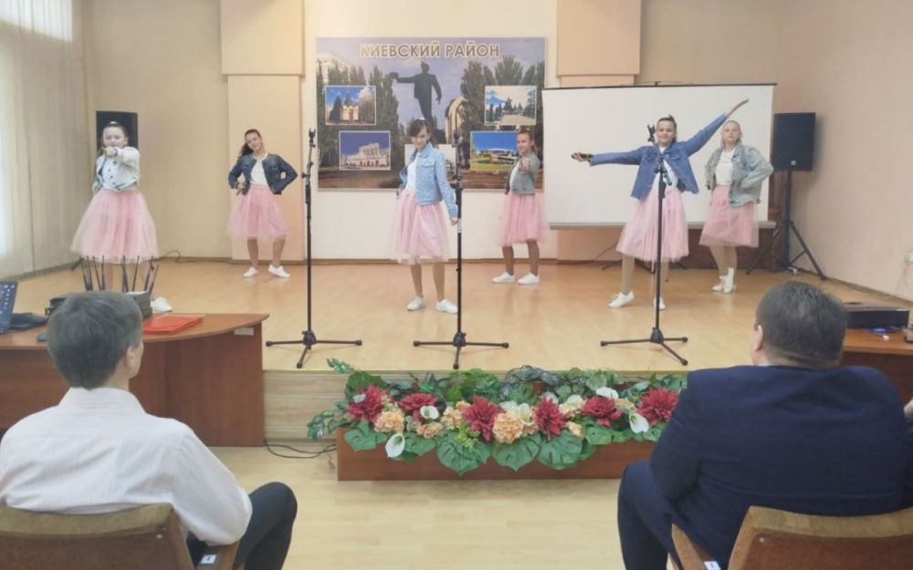 В преддверии профессионального праздника - Дня работников жилищно - коммунального хозяйства и бытового обслуживания населения, отметил лучших работников данной сферы грамотами и благодарностями за нелегкий и самоотверженный... В преддверии профессионального праздника - Дня работников жилищно - коммунального хозяйства и бытового обслуживания населения, отметил лучших работников данной сферы грамотами и благодарностями за нелегкий и самоотверженный...
