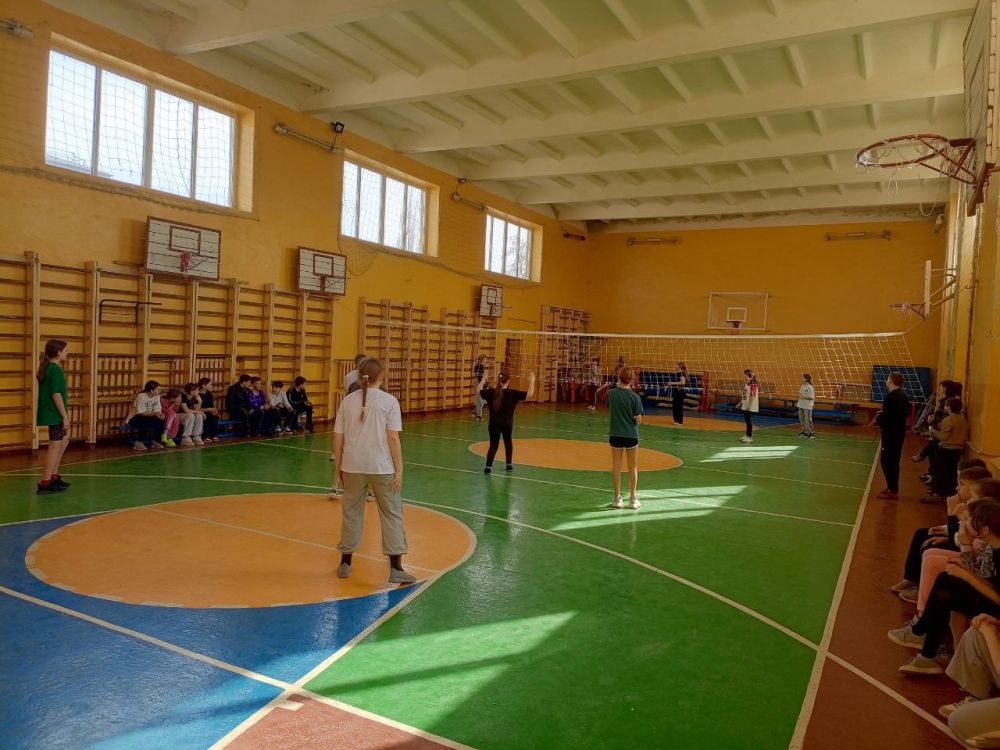 В Ждановке прошло городское соревнование по пионерболу В Ждановке прошло городское соревнование по пионерболу
