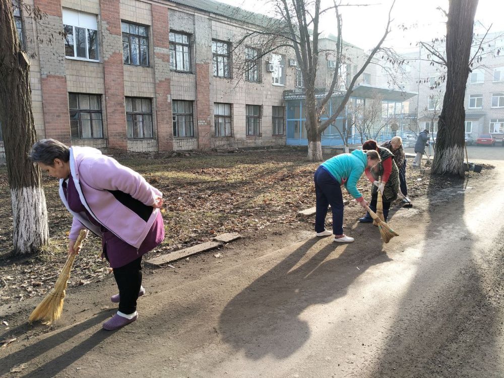 В Снежном состоялся первый в этом году субботник в рамках акции "Чистый четверг" В Снежном состоялся первый в этом году субботник в рамках акции "Чистый четверг"