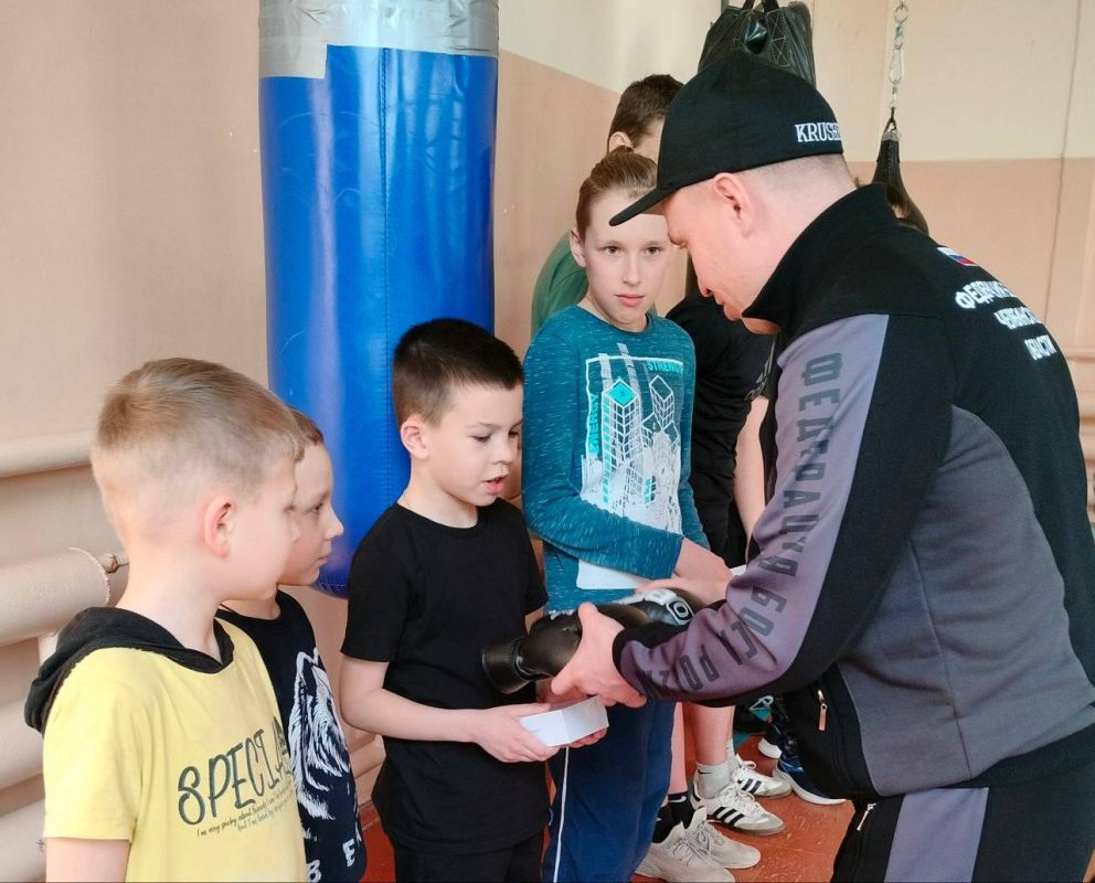 Начальник отдела по делам молодёжи и спорта Яна Стукало с председателем Собрания депутатов Копейского городского округа Евгением Гиске, президентом федерации бокса Константином Устюжаниным и активом представителей сферы... Начальник отдела по делам молодёжи и спорта Яна Стукало с председателем Собрания депутатов Копейского городского округа Евгением Гиске, президентом федерации бокса Константином Устюжаниным и активом представителей сферы...
