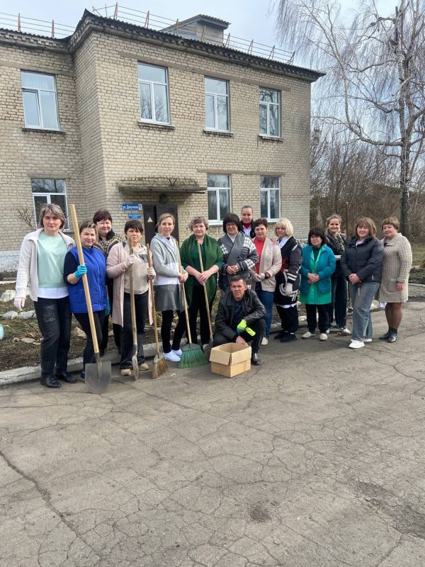 В Снежном состоялся первый в этом году субботник в рамках акции "Чистый четверг" В Снежном состоялся первый в этом году субботник в рамках акции "Чистый четверг"