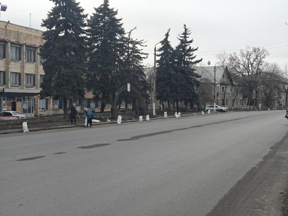 В Снежном состоялся первый в этом году субботник в рамках акции "Чистый четверг" В Снежном состоялся первый в этом году субботник в рамках акции "Чистый четверг"