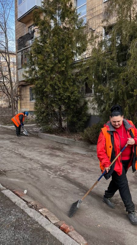 Сегодня, 13 марта, сотрудниками МУП АГД «Управляющая компания Ленинского района г.Донецка» в рамках проведения акции «Чистый четверг», были выполнены работы по благоустройству придомовых территорий в Ленинском... Сегодня, 13 марта, сотрудниками МУП АГД «Управляющая компания Ленинского района г.Донецка» в рамках проведения акции «Чистый четверг», были выполнены работы по благоустройству придомовых территорий в Ленинском...