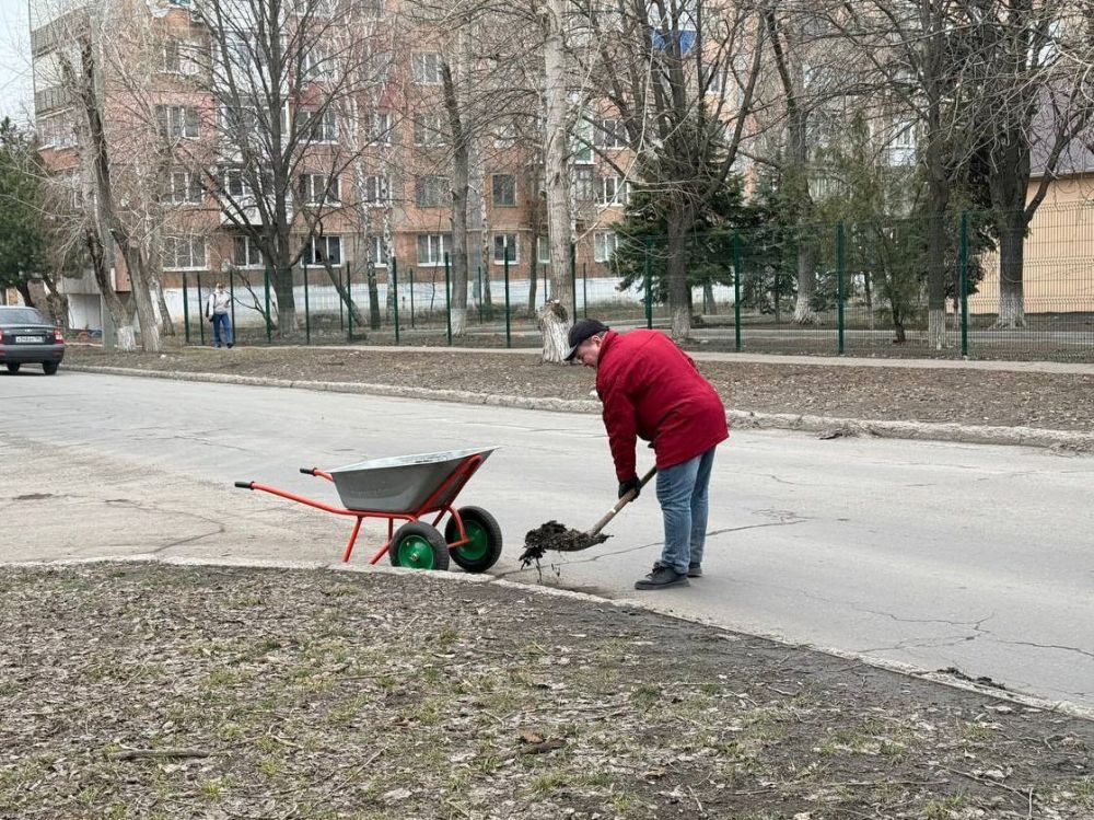 В Кировском прошел очередной субботник В Кировском прошел очередной субботник
