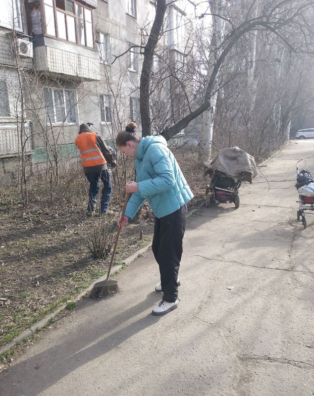 Сегодня, 13 марта, сотрудниками МУП АГД «Управляющая компания Ленинского района г.Донецка» в рамках проведения акции «Чистый четверг», были выполнены работы по благоустройству придомовых территорий в Ленинском... Сегодня, 13 марта, сотрудниками МУП АГД «Управляющая компания Ленинского района г.Донецка» в рамках проведения акции «Чистый четверг», были выполнены работы по благоустройству придомовых территорий в Ленинском...