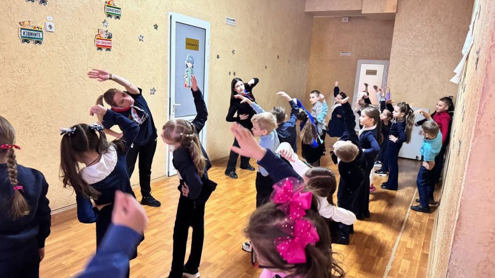 В рамках Всероссийской программы "Орлята России", 13 марта в Тельмановской гимназии с учащимися 1-х классов совместно с педагогом-организатором, наставниками Орлят России и активистами гимназии «Движение первых» провели на... В рамках Всероссийской программы "Орлята России", 13 марта в Тельмановской гимназии с учащимися 1-х классов совместно с педагогом-организатором, наставниками Орлят России и активистами гимназии «Движение первых» провели на...