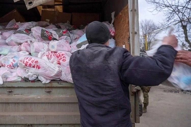 «Все это позволит пережить сложное время»: Народный фронт доставил несколько гуманитарных грузов в освобожденное Курахово в ДНР «Все это позволит пережить сложное время»: Народный фронт доставил несколько гуманитарных грузов в освобожденное Курахово в ДНР