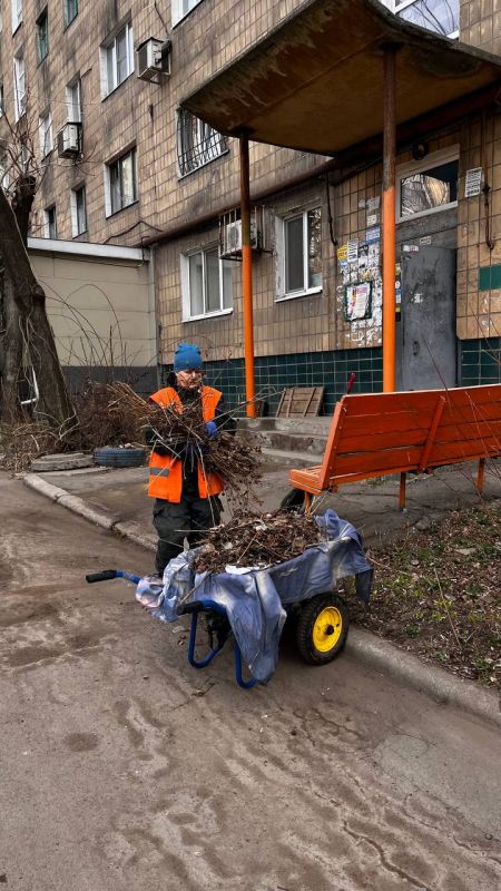 Сегодня, 13 марта, сотрудниками МУП АГД «Управляющая компания Ленинского района г.Донецка» в рамках проведения акции «Чистый четверг», были выполнены работы по благоустройству придомовых территорий в Ленинском... Сегодня, 13 марта, сотрудниками МУП АГД «Управляющая компания Ленинского района г.Донецка» в рамках проведения акции «Чистый четверг», были выполнены работы по благоустройству придомовых территорий в Ленинском...