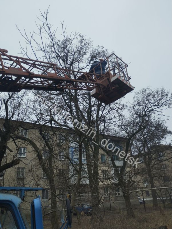 Алексей Кулемзин: Сотрудники предприятия «Донецкгорсвет» проводят плановые работы по техническому обслуживанию электросетей Алексей Кулемзин: Сотрудники предприятия «Донецкгорсвет» проводят плановые работы по техническому обслуживанию электросетей