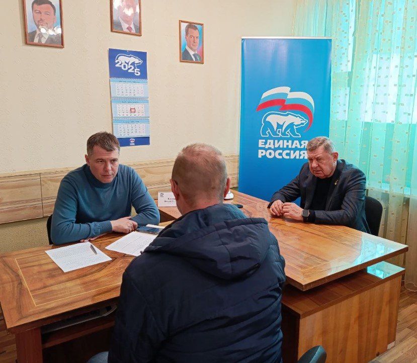 Сегодня, в общественной приемной партии "Единая Россия" Киевского района города Донецка, депутаты городского совета Виталий Калараш и Сергей Скиданов провели совместный прием граждан Сегодня, в общественной приемной партии "Единая Россия" Киевского района города Донецка, депутаты городского совета Виталий Калараш и Сергей Скиданов провели совместный прием граждан