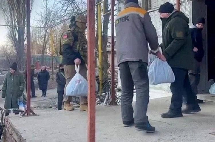 «Все это позволит пережить сложное время»: Народный фронт доставил несколько гуманитарных грузов в освобожденное Курахово в ДНР «Все это позволит пережить сложное время»: Народный фронт доставил несколько гуманитарных грузов в освобожденное Курахово в ДНР