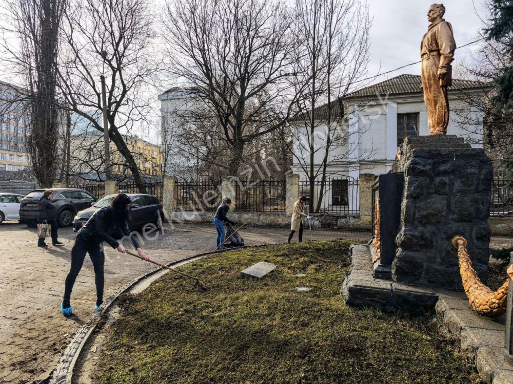 Алексей Кулемзин: Сотрудники управлений по физической культуре и спорту, а также молодёжной политики администрации городского округа Донецк, Дворца спорта «Шахтёр» и Центра физкультурно-оздоровительной работы, Управы... Алексей Кулемзин: Сотрудники управлений по физической культуре и спорту, а также молодёжной политики администрации городского округа Донецк, Дворца спорта «Шахтёр» и Центра физкультурно-оздоровительной работы, Управы...