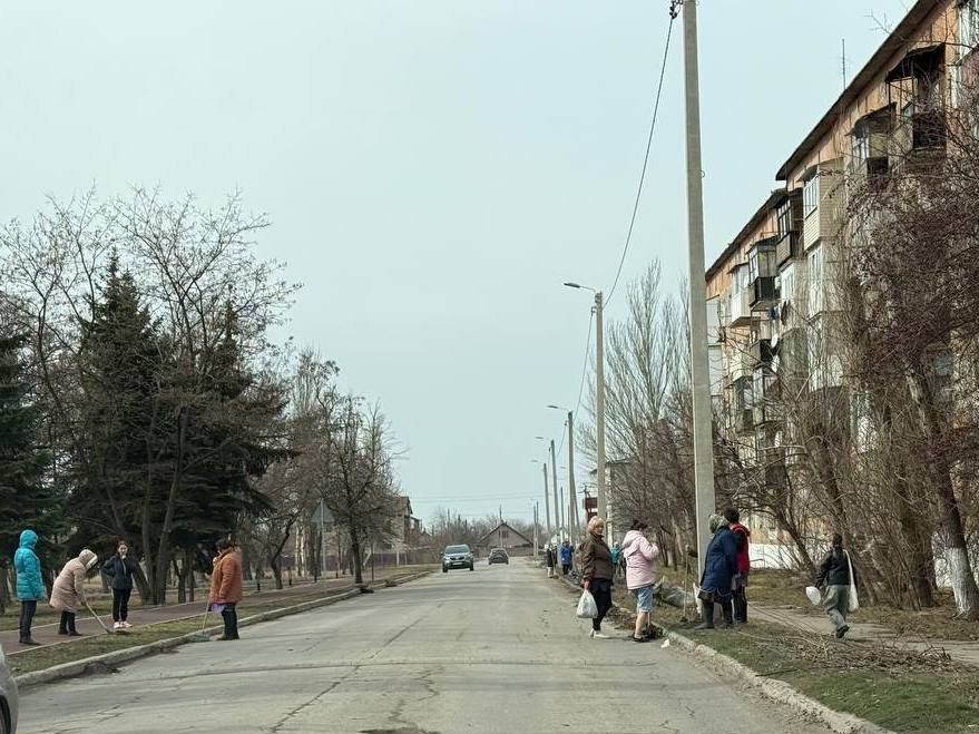 В Кировском прошел очередной субботник В Кировском прошел очередной субботник