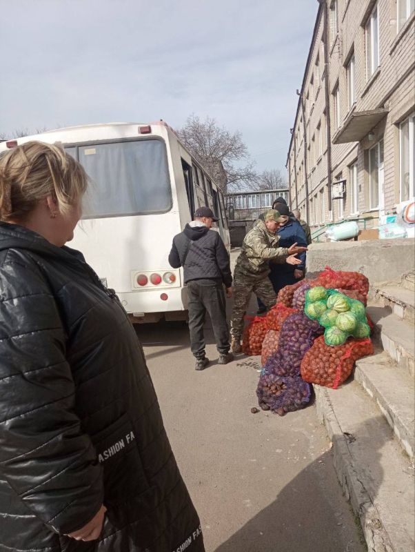 Спасибо за помощь!. В рамках проекта "Мы Вместе", заместитель главы администрации городского округа Иловайска Елена Кочетова совместно с председателем региональной общественной организацией "Землячество Алании Донецкой... Спасибо за помощь!. В рамках проекта "Мы Вместе", заместитель главы администрации городского округа Иловайска Елена Кочетова совместно с председателем региональной общественной организацией "Землячество Алании Донецкой...