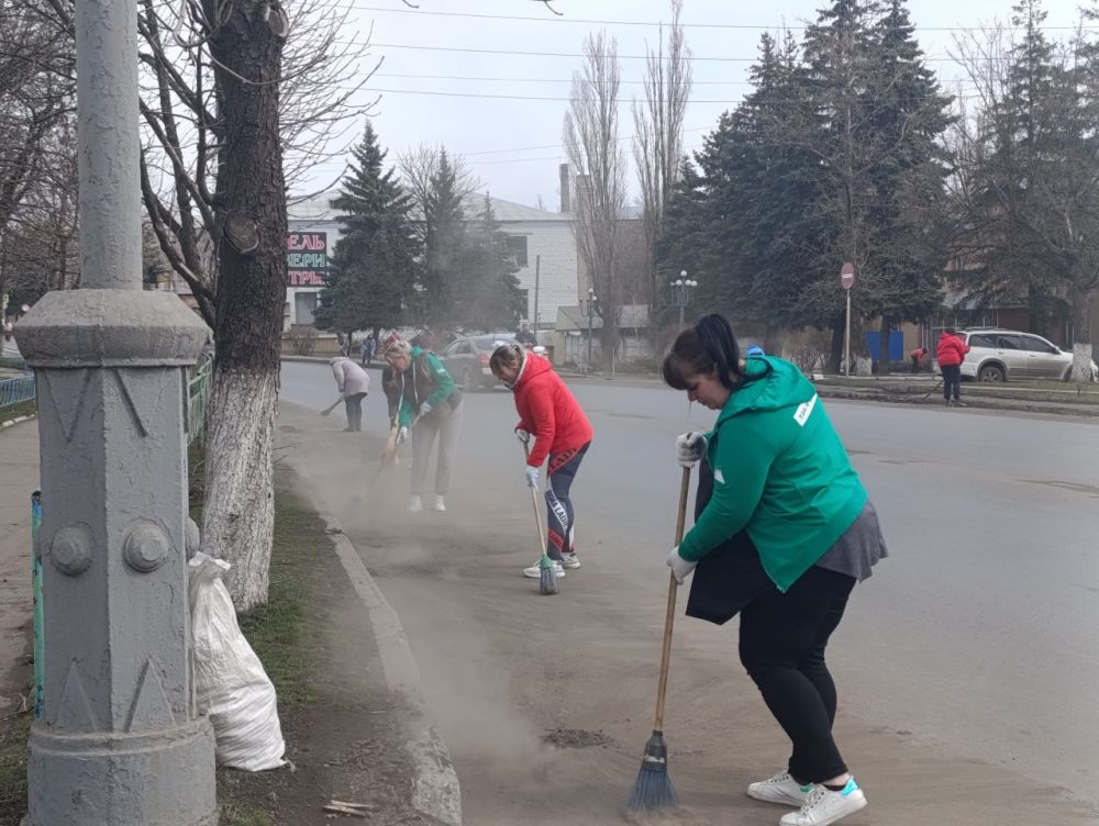 В Снежном состоялся первый в этом году субботник в рамках акции "Чистый четверг" В Снежном состоялся первый в этом году субботник в рамках акции "Чистый четверг"