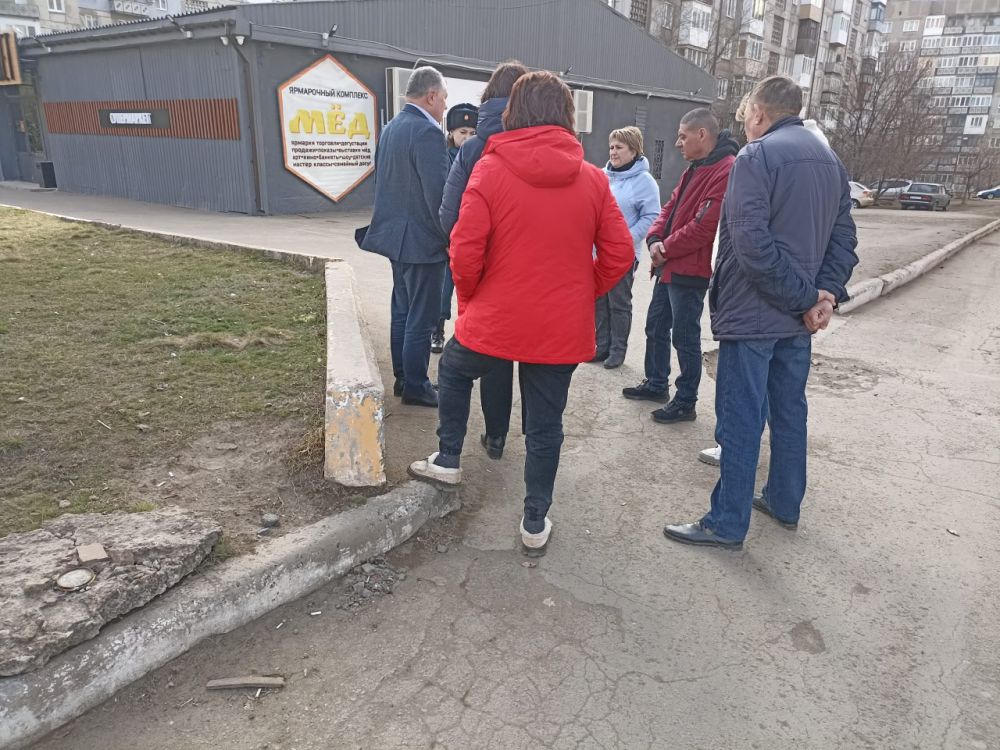 Встречи с населением. 13 марта заместитель главы администрации муниципального образования городского округа Енакиево Сергей Божик провел выездные встречи с населением по адресам: ул. Межлаука, д. 33, ул. Межлаука, 35 и ул.... Встречи с населением. 13 марта заместитель главы администрации муниципального образования городского округа Енакиево Сергей Божик провел выездные встречи с населением по адресам: ул. Межлаука, д. 33, ул. Межлаука, 35 и ул....