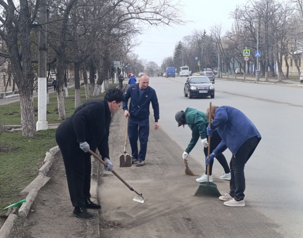 В Снежном состоялся первый в этом году субботник в рамках акции "Чистый четверг" В Снежном состоялся первый в этом году субботник в рамках акции "Чистый четверг"
