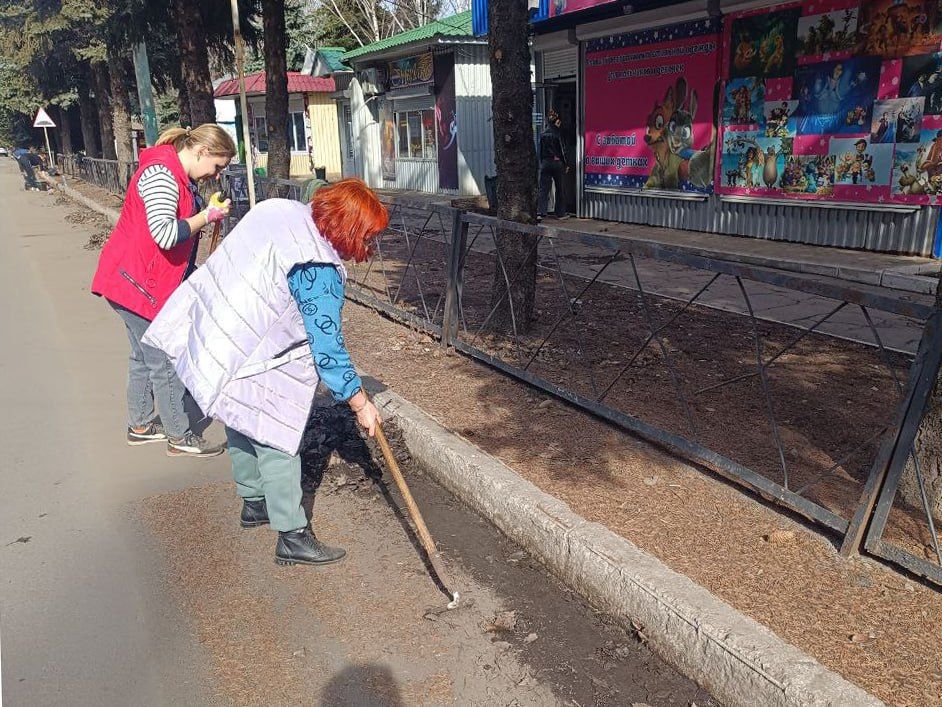 В Кировском прошел очередной субботник В Кировском прошел очередной субботник