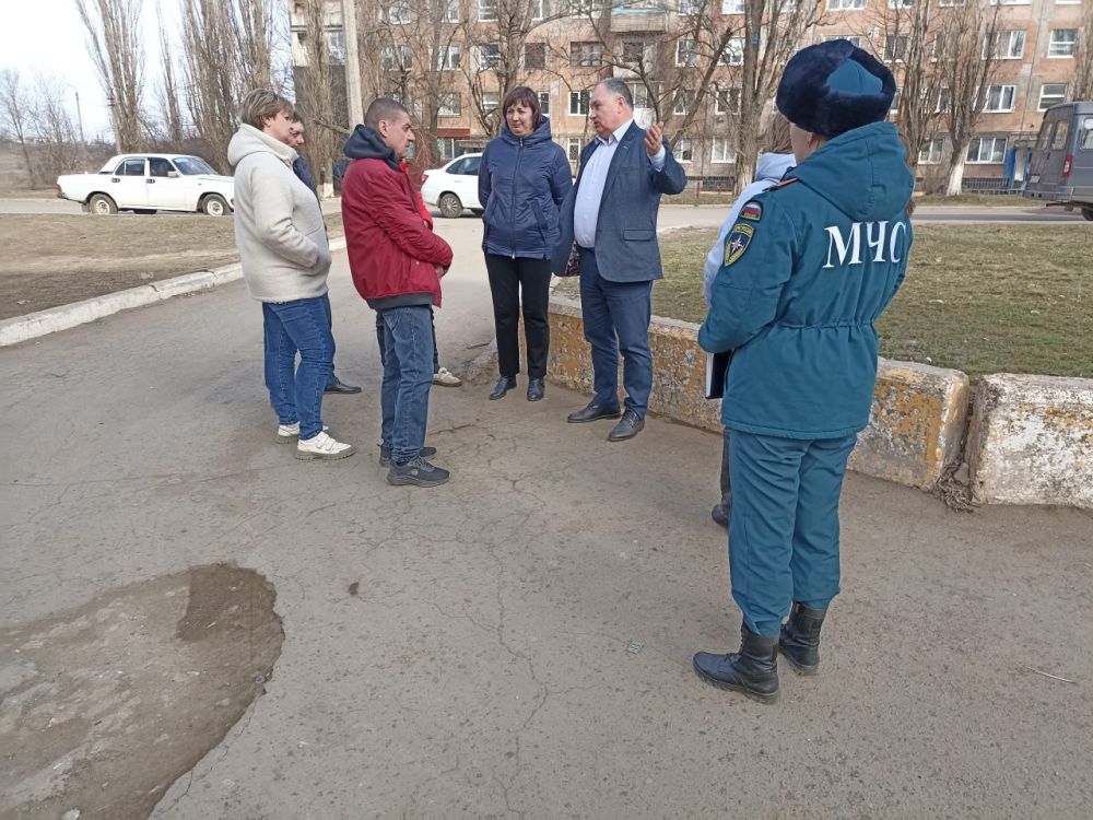 Встречи с населением. 13 марта заместитель главы администрации муниципального образования городского округа Енакиево Сергей Божик провел выездные встречи с населением по адресам: ул. Межлаука, д. 33, ул. Межлаука, 35 и ул.... Встречи с населением. 13 марта заместитель главы администрации муниципального образования городского округа Енакиево Сергей Божик провел выездные встречи с населением по адресам: ул. Межлаука, д. 33, ул. Межлаука, 35 и ул....