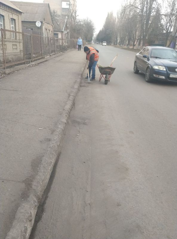 В городском округе Иловайск МУП БИОН произвел работы по уборке территории, очистке тротуаров и прибордюрного камня от смета В городском округе Иловайск МУП БИОН произвел работы по уборке территории, очистке тротуаров и прибордюрного камня от смета