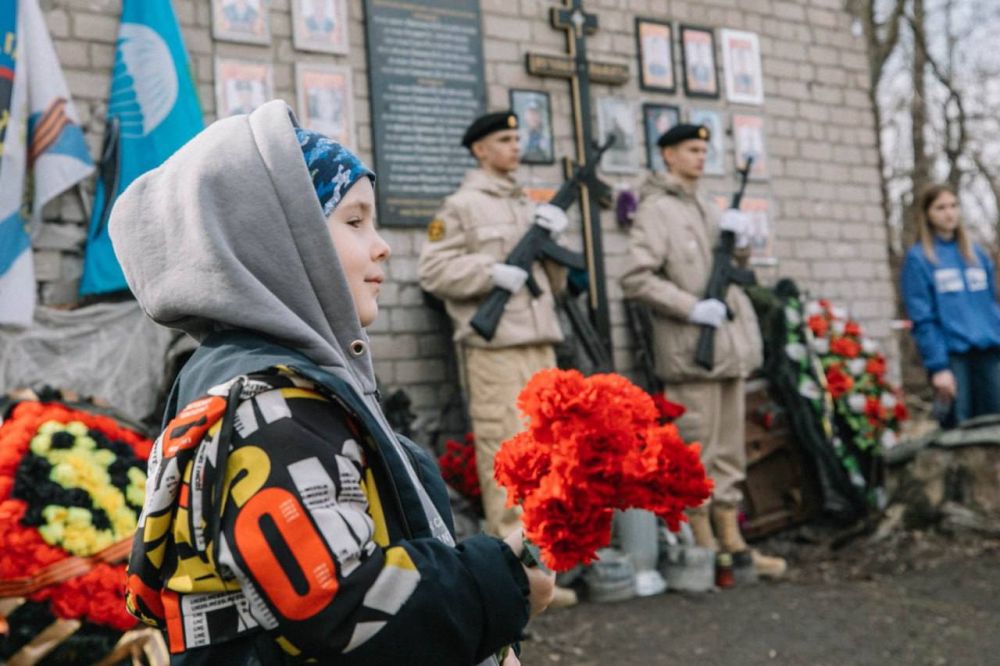 В Мариуполе открыли мемориальную доску героям СВО В Мариуполе открыли мемориальную доску героям СВО